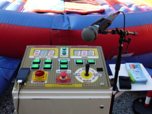 Über die Steuerung der Bullriding Systems können Wettbewerbe veranstaltet werden.