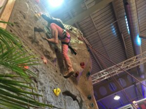 Mit einem Seil gesichert geht es die Kletterwand hiauf.