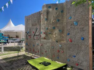 Die Boulderwand kann sowohl drin als auch draußen aufgebaut werden.