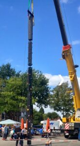 Die mobile Kletterschlange wird an einem Kran montiert.